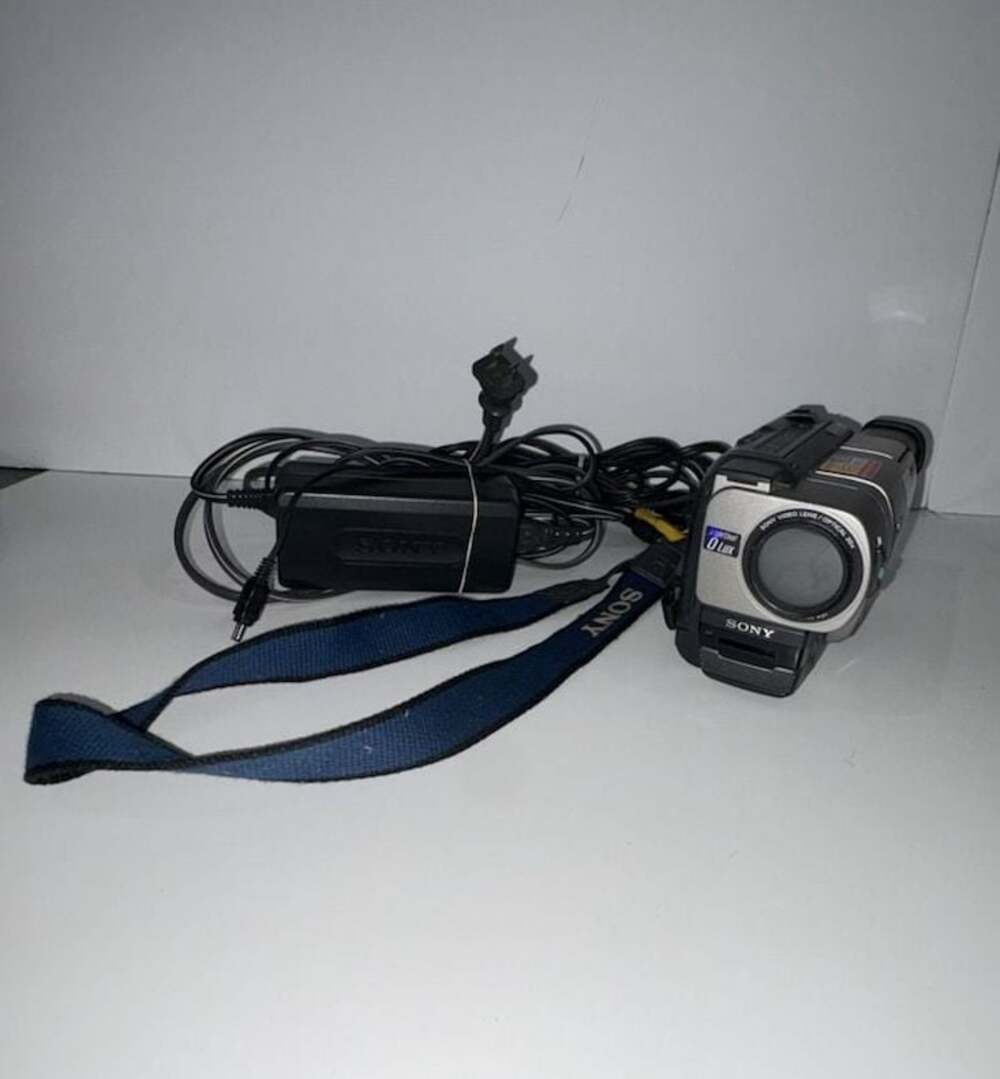Sony Handycam CCD-TRV57 Video 8 XR Camcorder Bundle